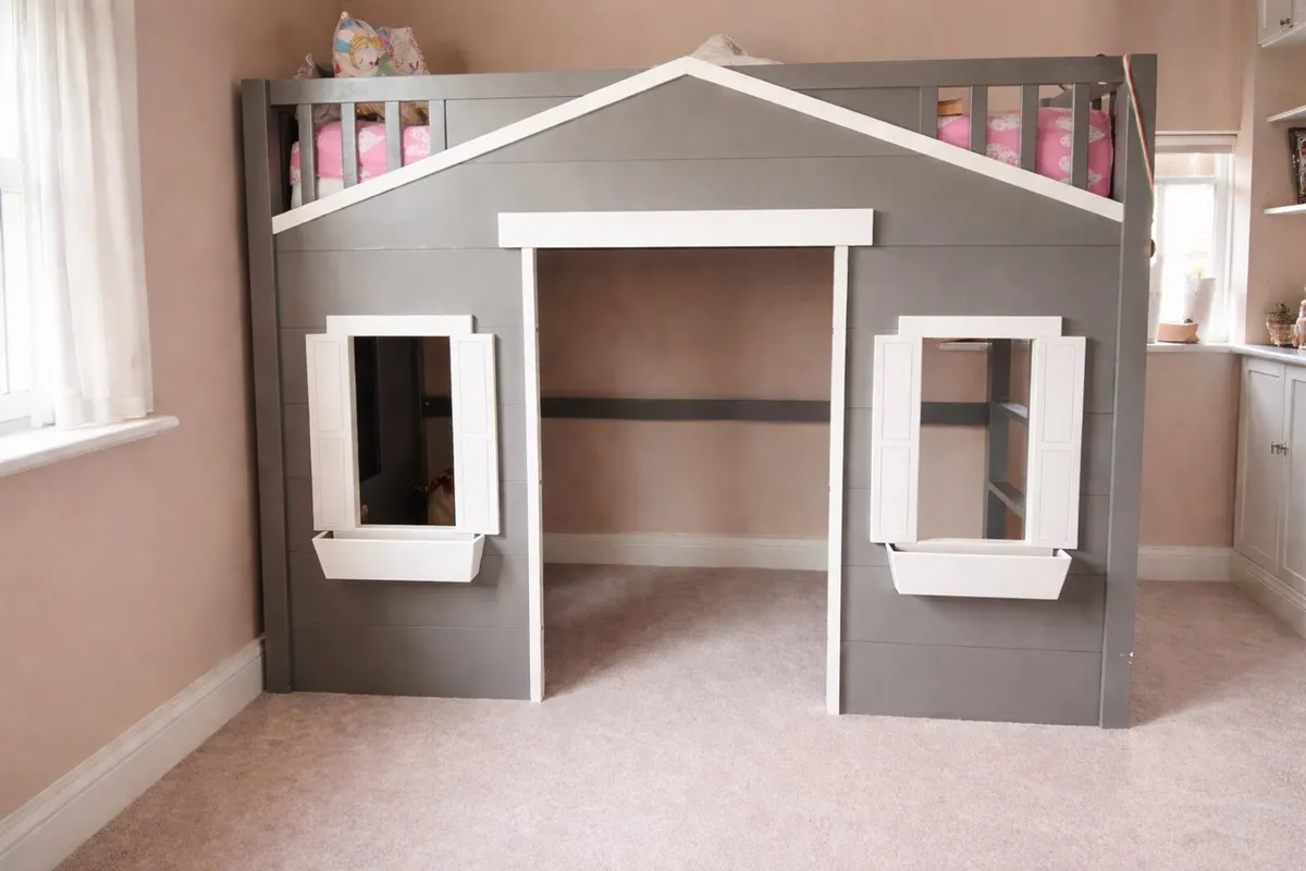 Playhouse Bunk Bed & Cozy Nook. Includes mattress - Image 1