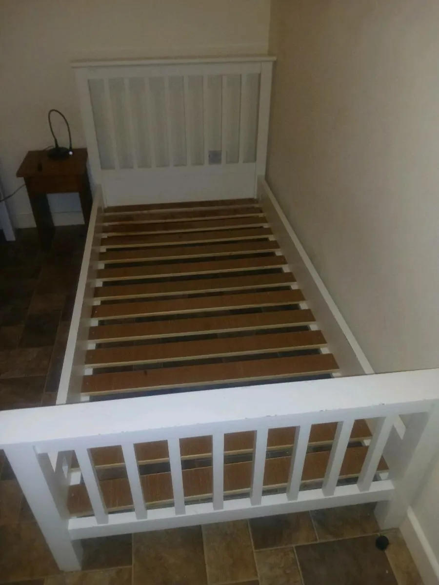 Single bed - Image 1