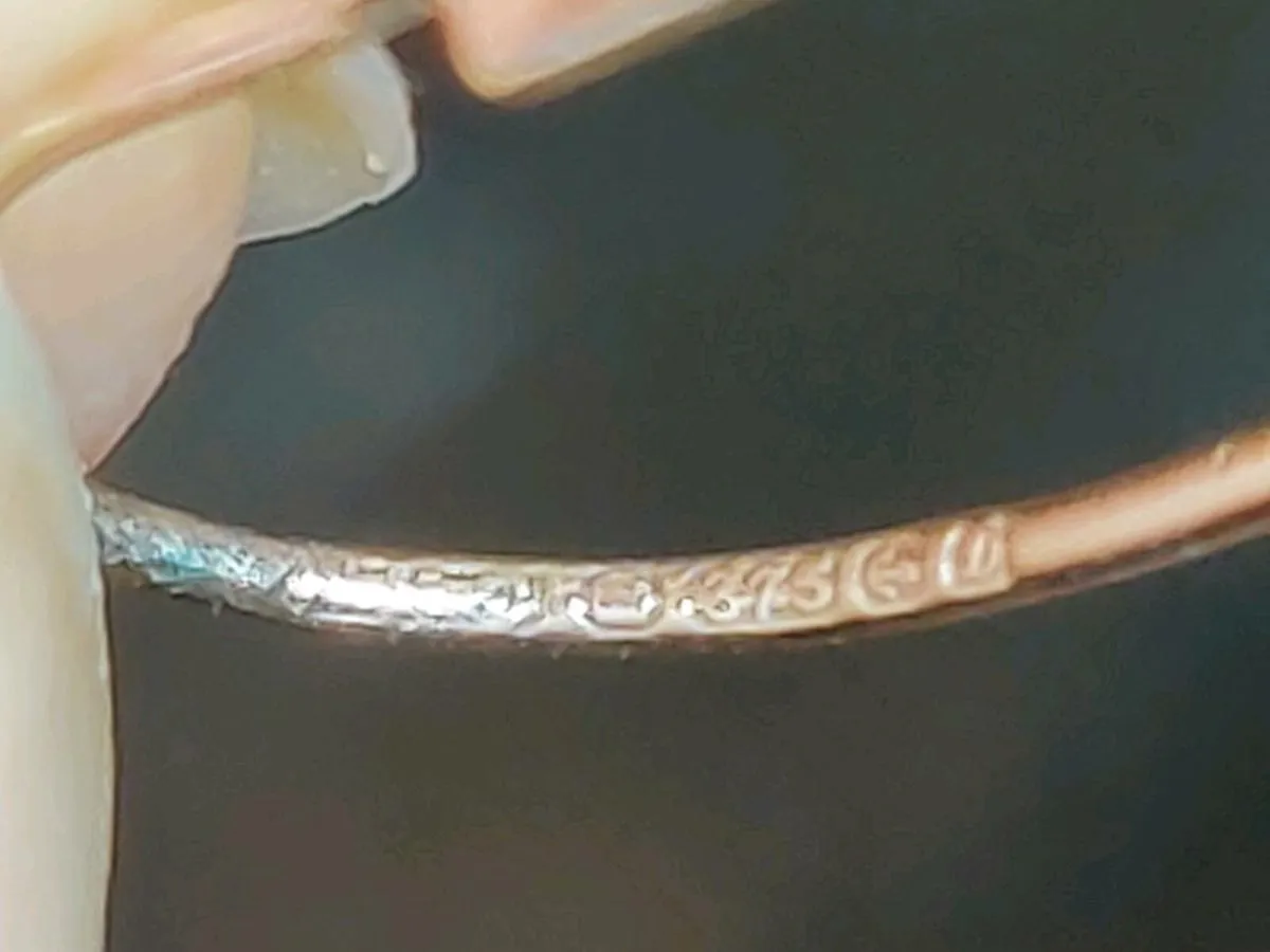 RARE CAMEO DIAMOND CUT, 9CT Gold Piercing Earrings - Image 4