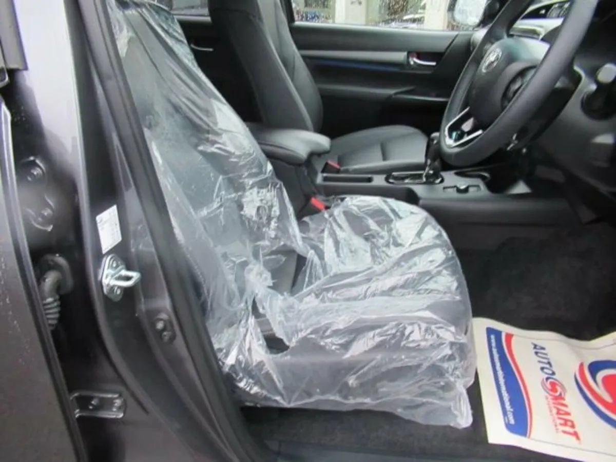 2.8 D-4D-h Invincible X Pickup 4dr Diesel Hybrid A - Image 3