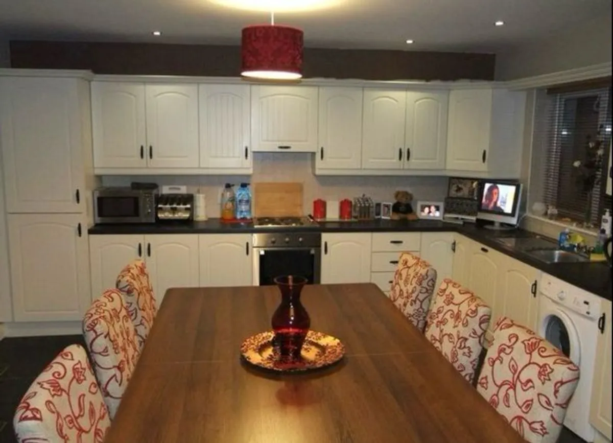 Table & Chairs ( pool Table ) 7 ft - Image 4