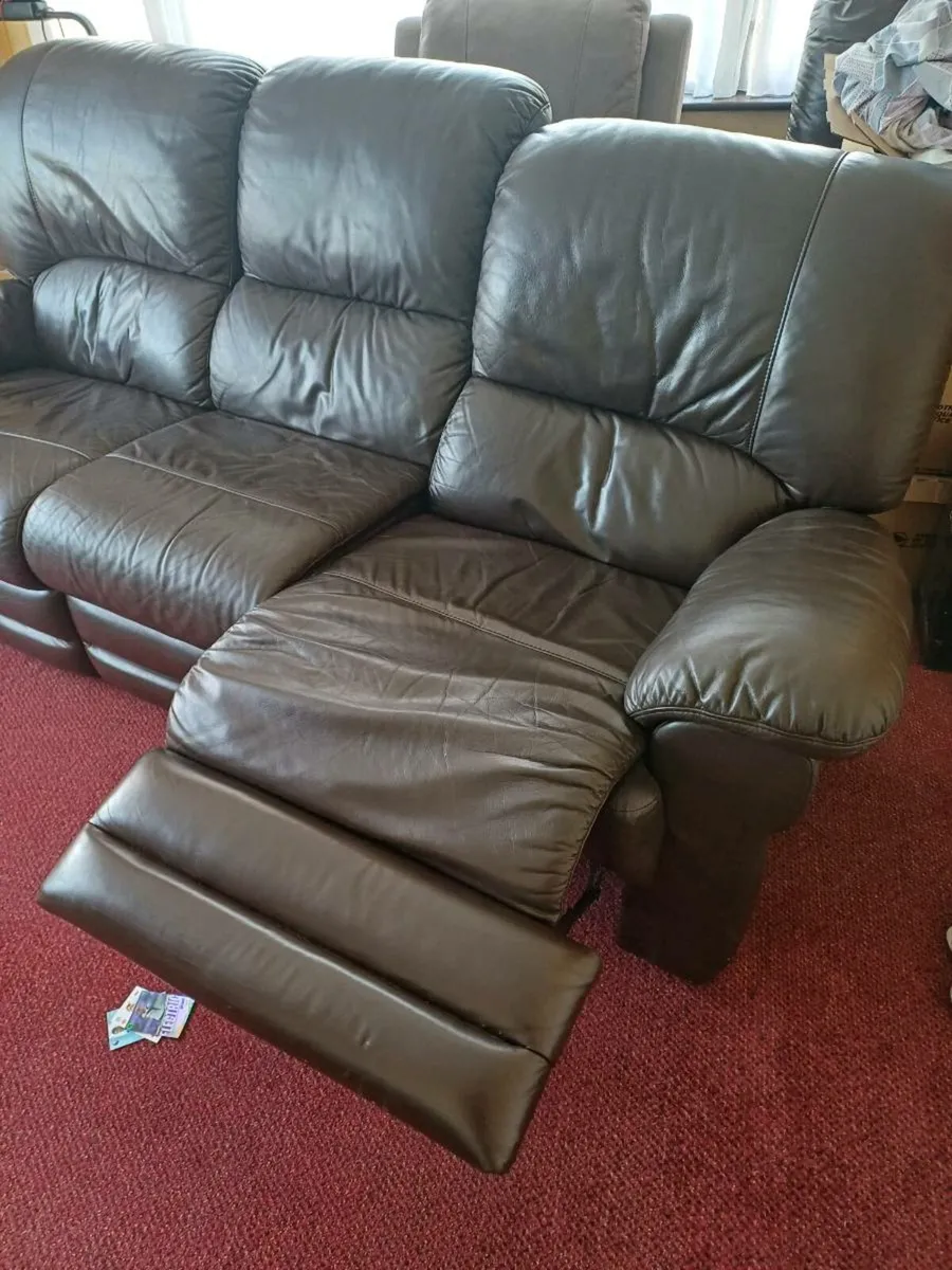 Leather recliner couch and 2 armchairs - Image 4
