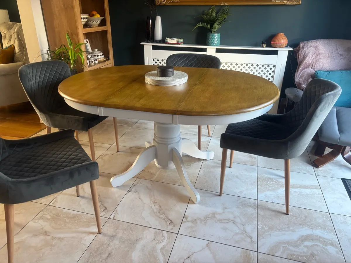 Table and chairs - Image 1