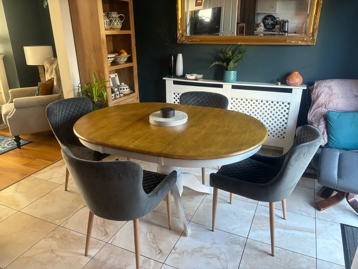 Table and chairs - Image 2