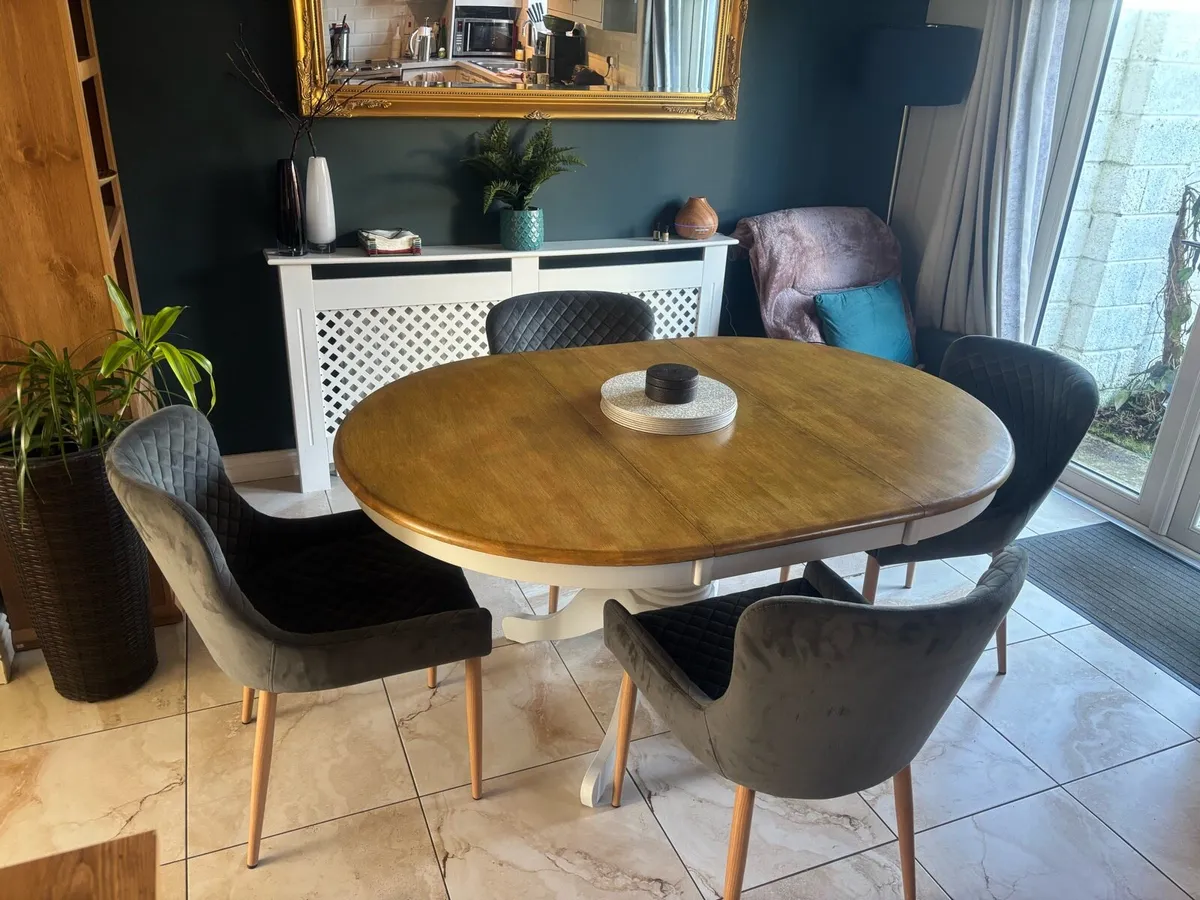 Table and chairs - Image 3