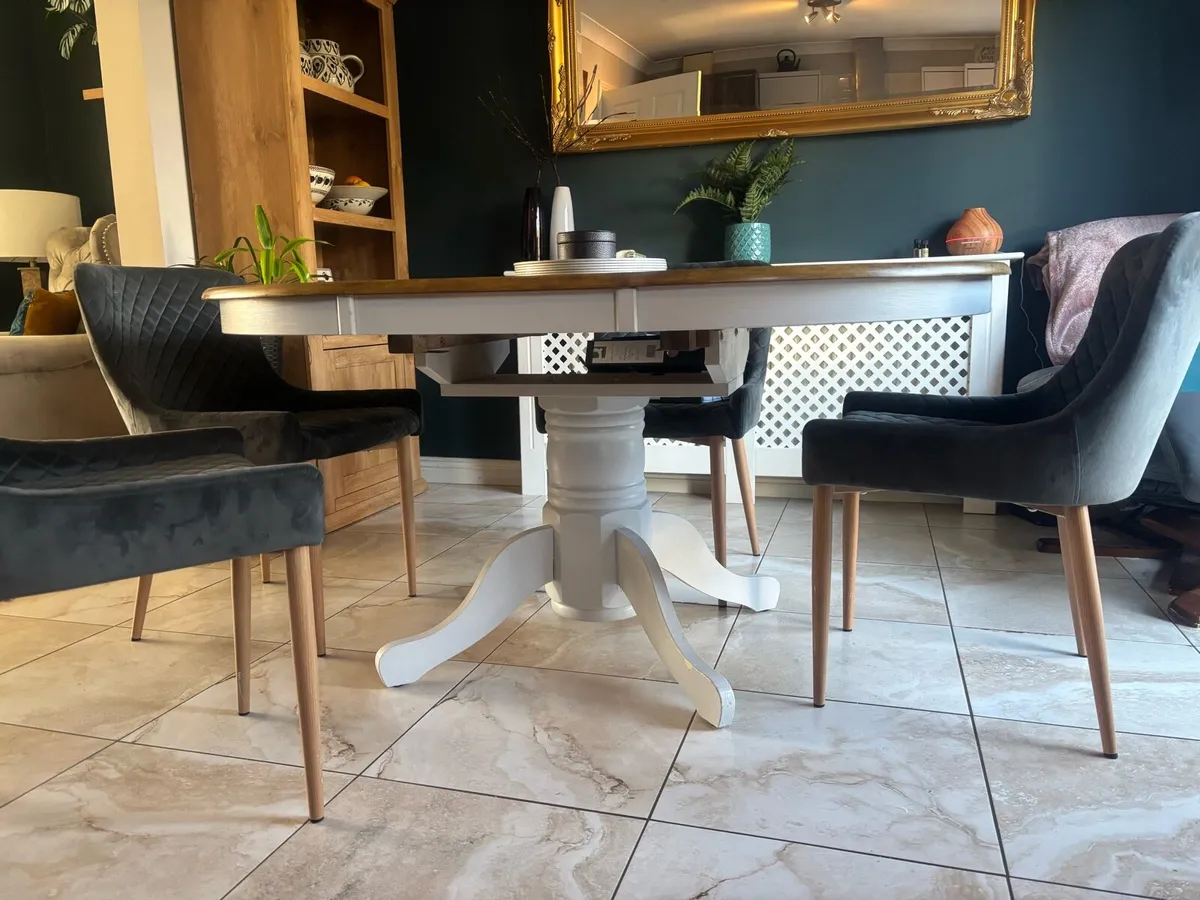 Table and chairs - Image 4