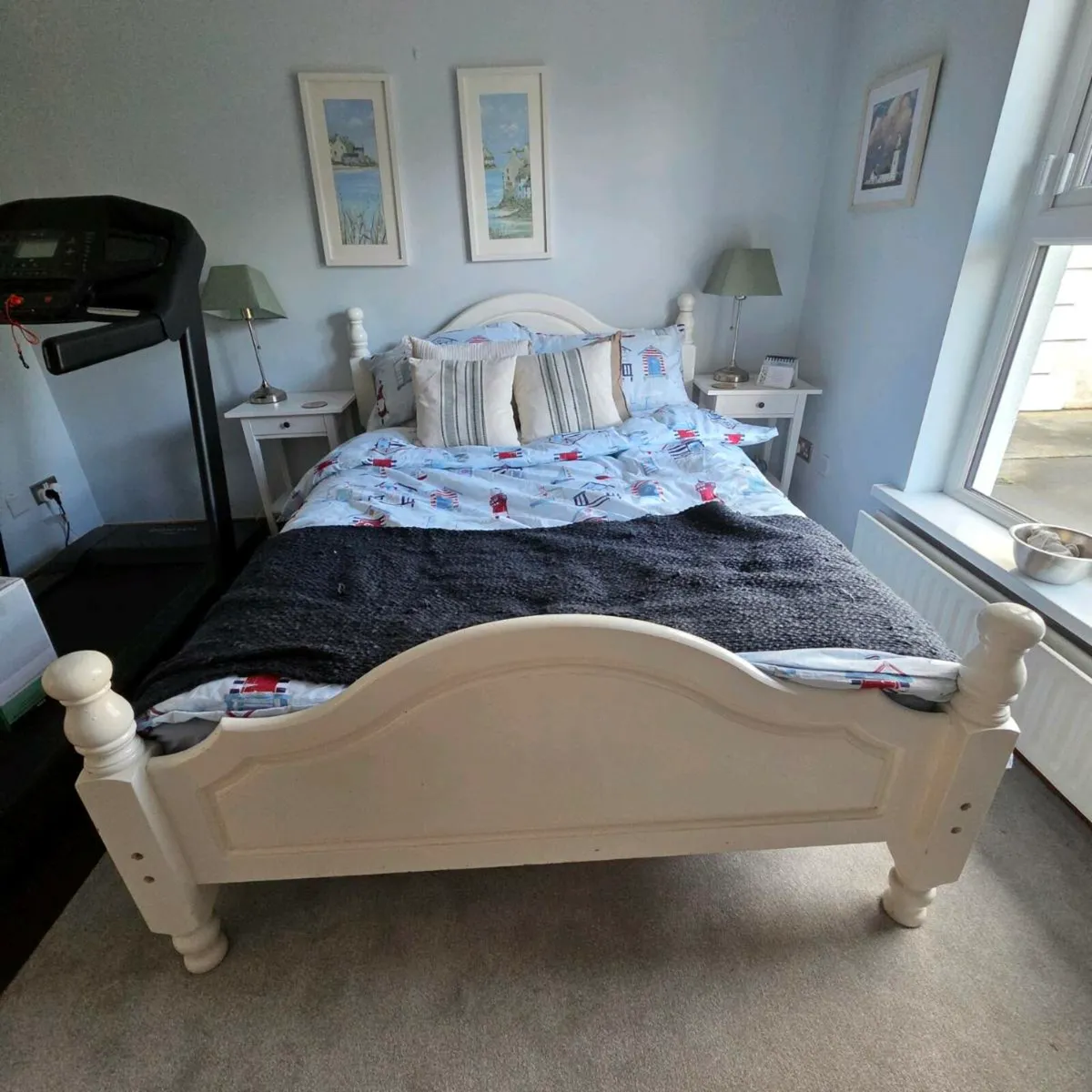 Wooden bed - Image 1