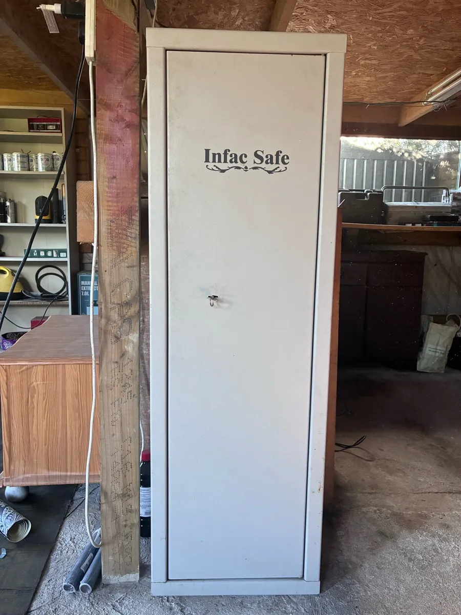 Gun safe - Image 1