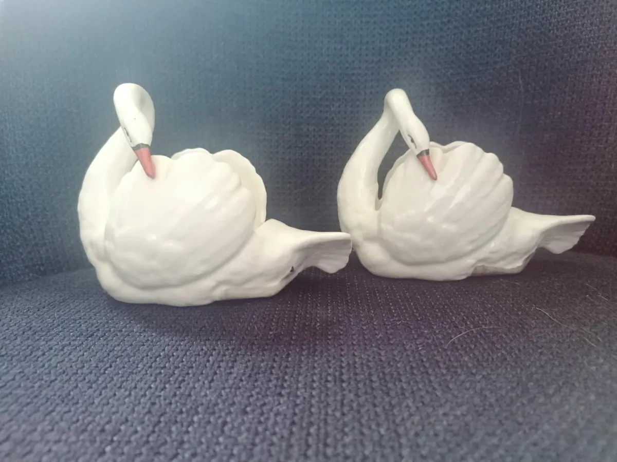 Pair of 1930s Czechoslovakian Swans - Image 1