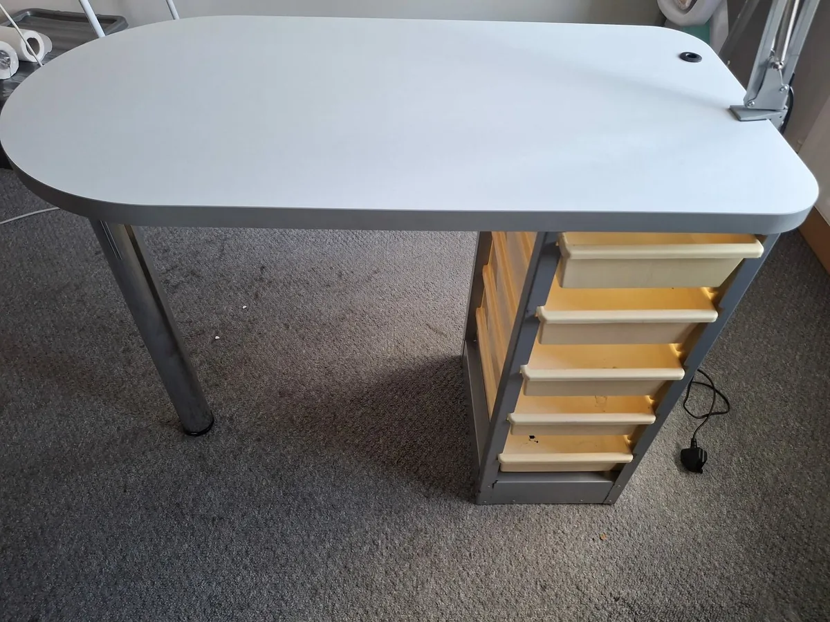 Nail tech table - Image 1