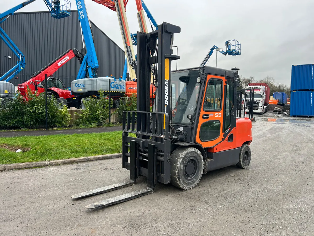 Doosan 5.5Ton Forklift - Image 2