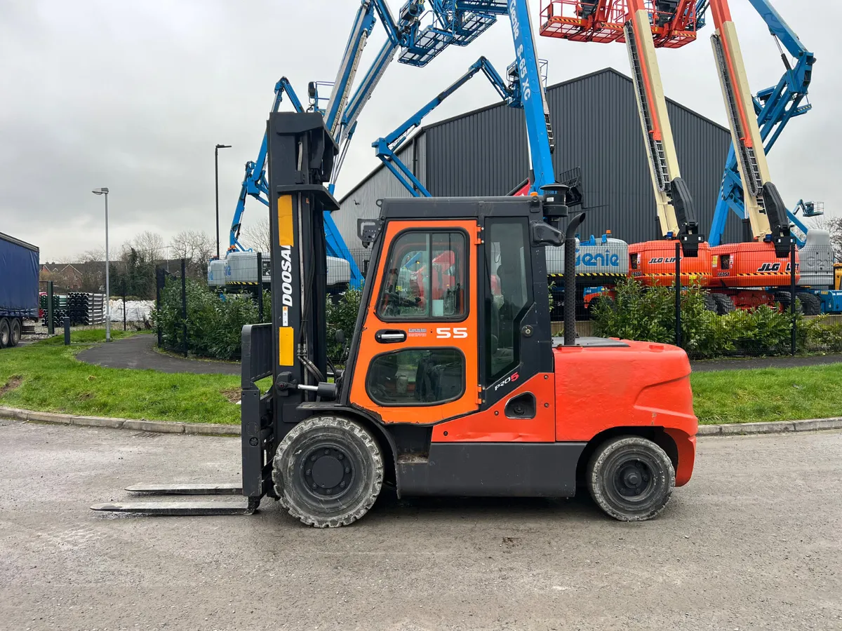 Doosan 5.5Ton Forklift - Image 1