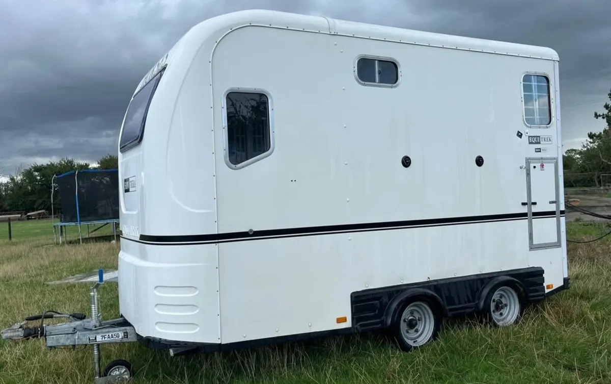 Equitrek M horse trailer - Image 1