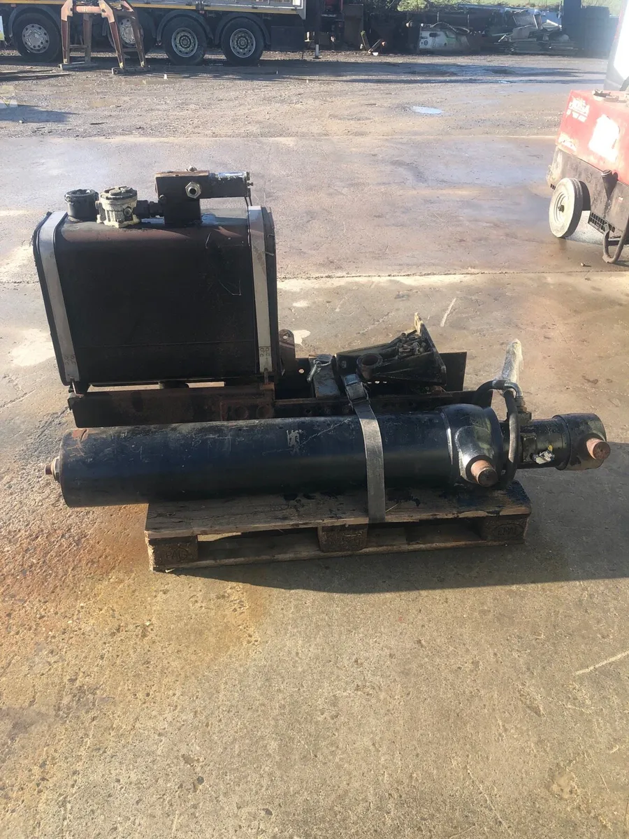 HYVA tipping ram with hydraulic tank - Image 1