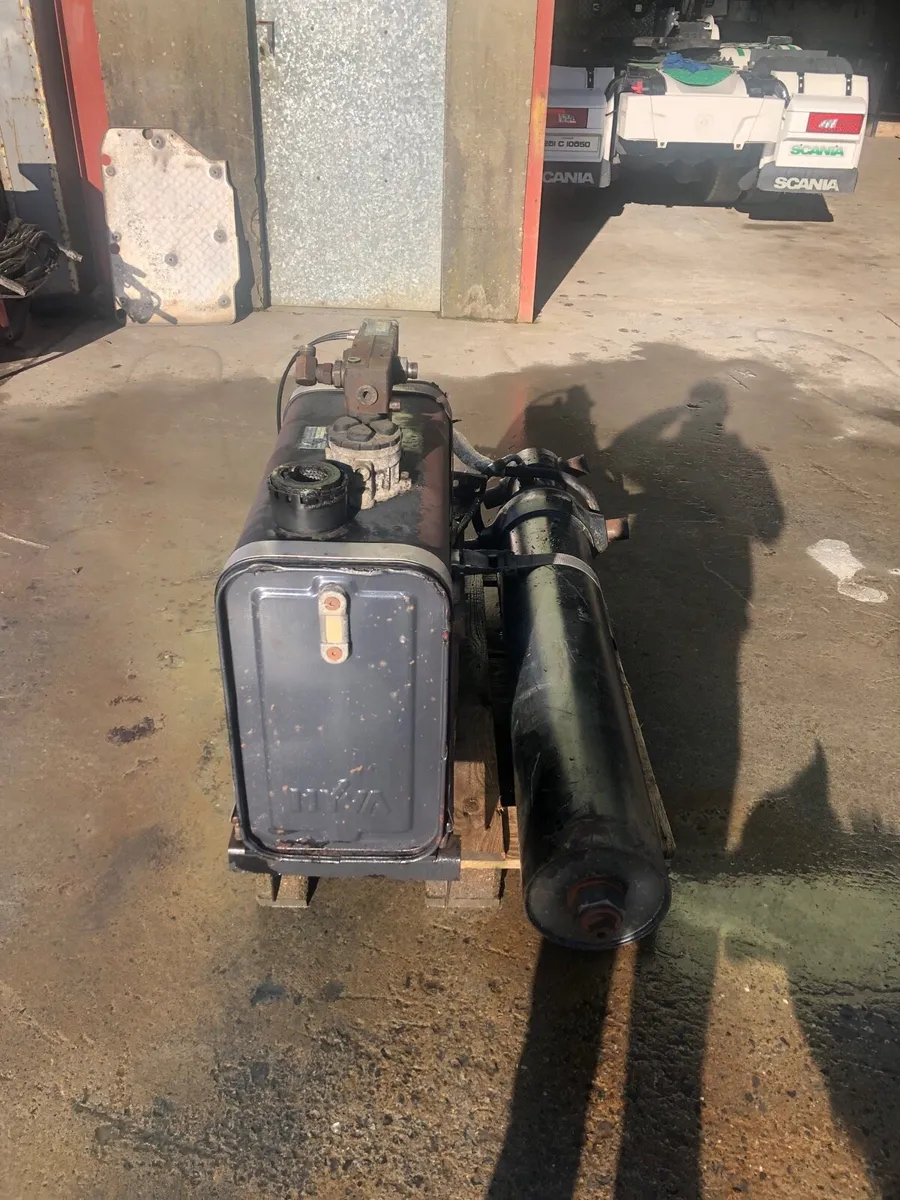 HYVA tipping ram with hydraulic tank - Image 4