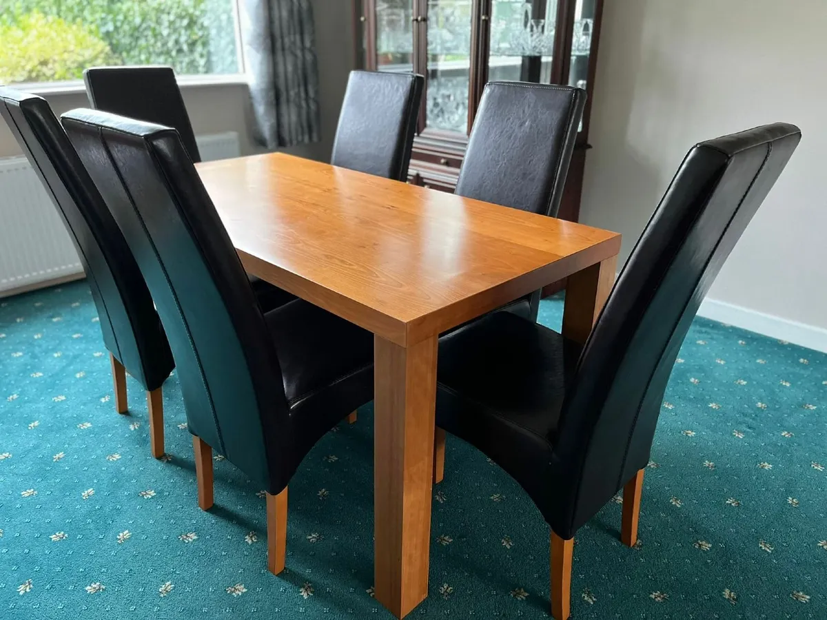 Solid wood dining table and 6 chairs - Image 1