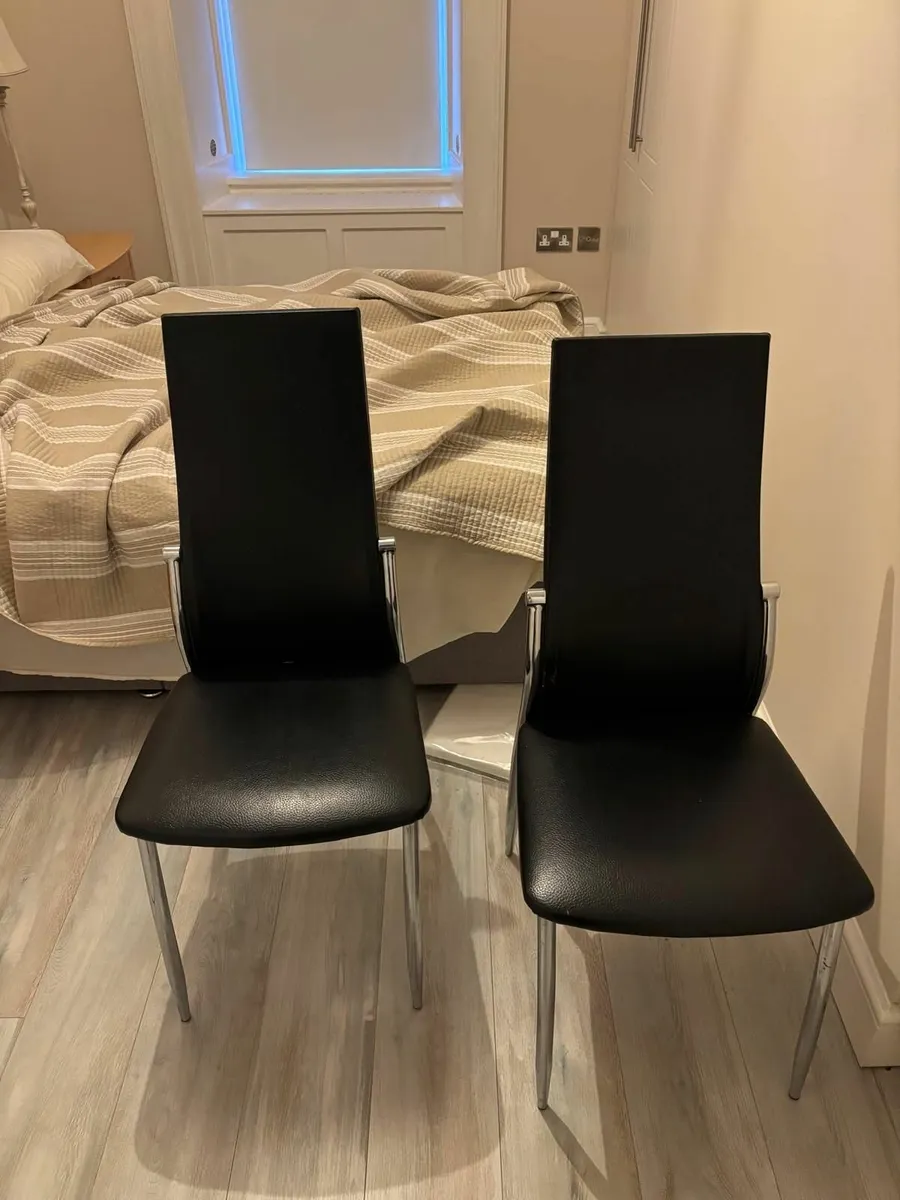 Table and chairs - Image 2