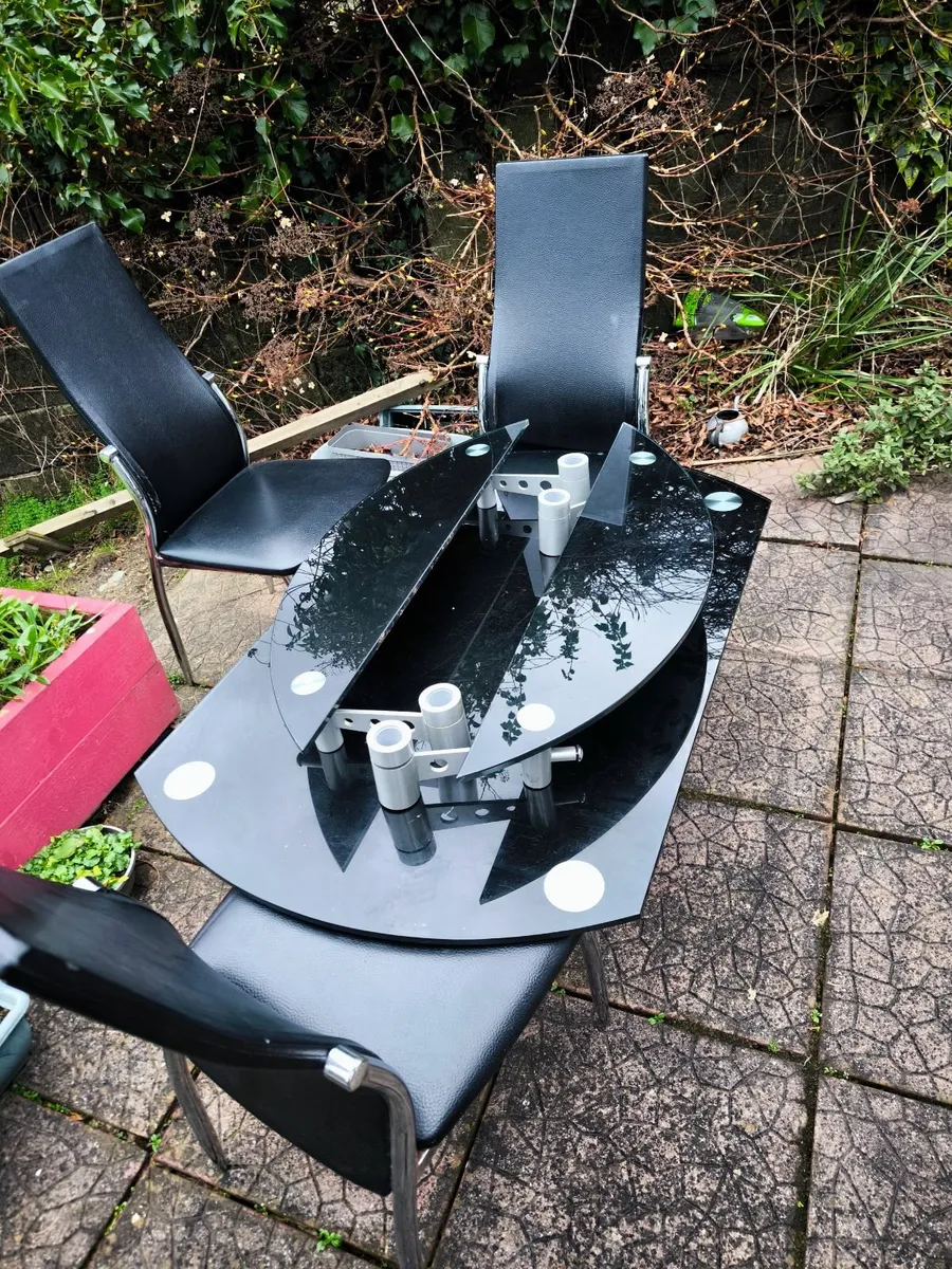 Table and chairs - Image 3