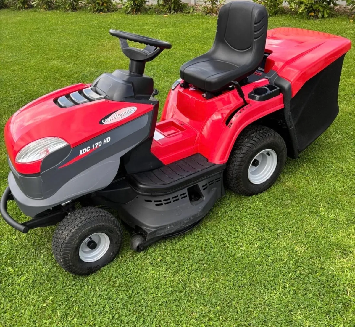 Castlegarden ride on mower - Image 1