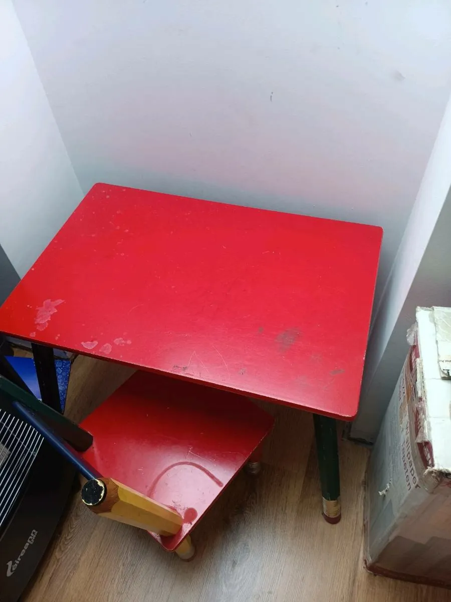 Kids seats and table - Image 1