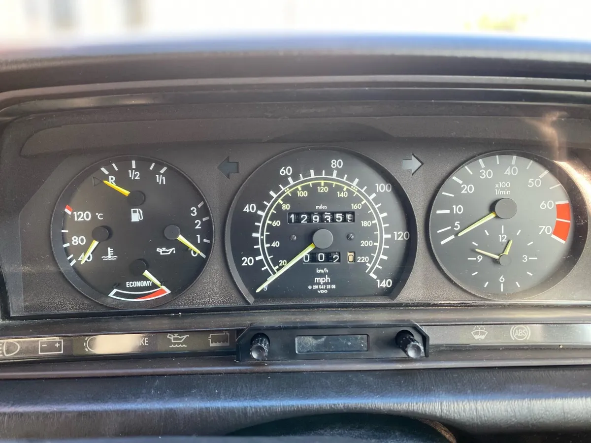 Mercedes-Benz E-Class 1989 - Image 4