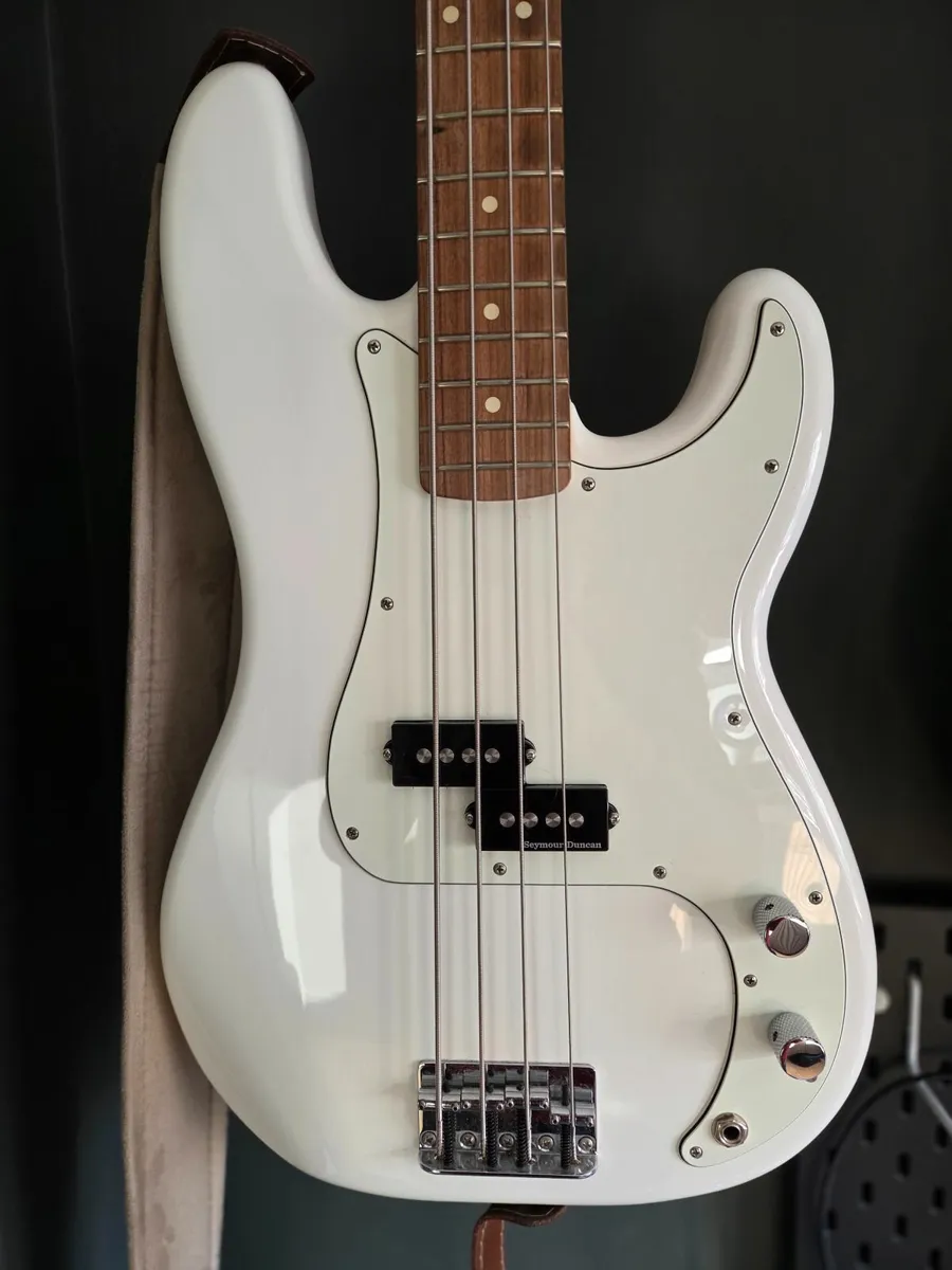 Fender Precision Bass MIM - Image 1