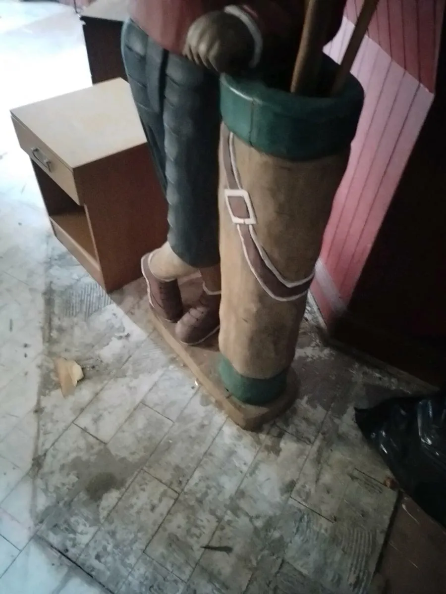 Timber golf figure in good condition - Image 1