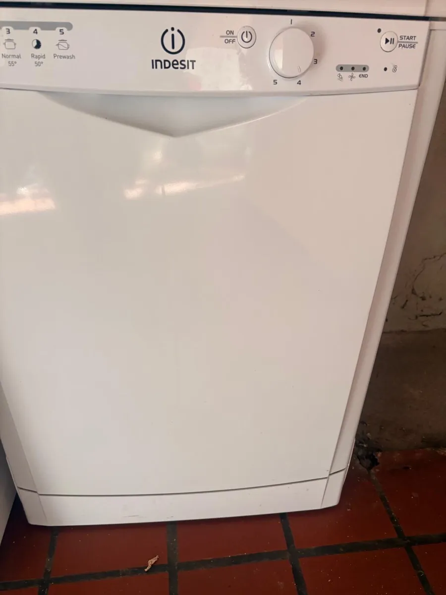 Indesit Dishwasher (white)
