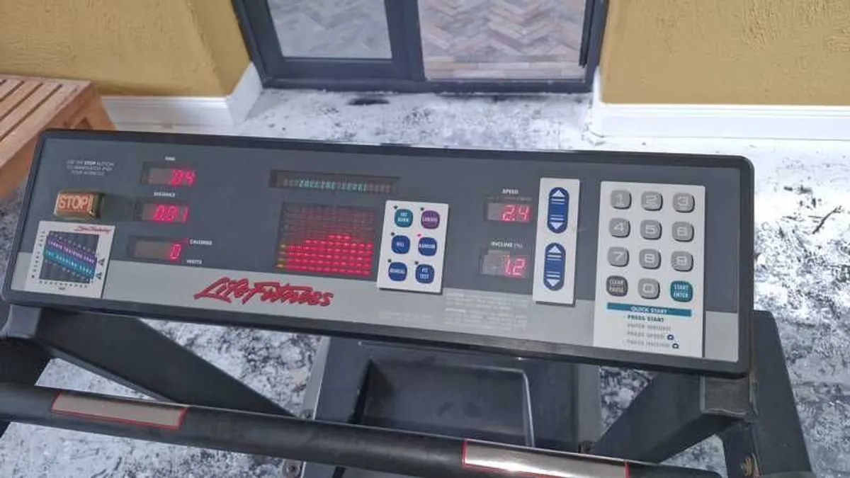 Life fitness treadmill - Image 2