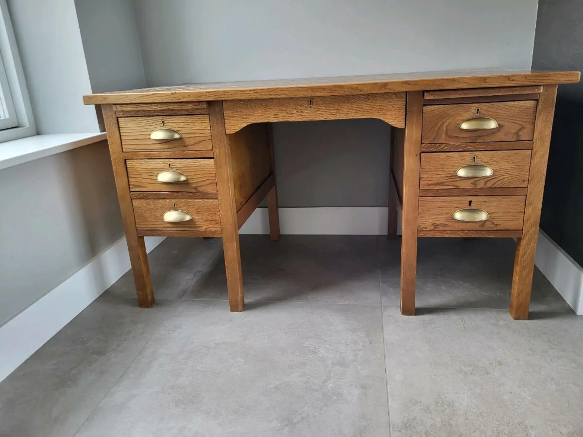 Oak desk - Image 1