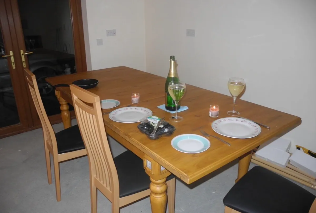 Solid wood extending dining table - Image 1