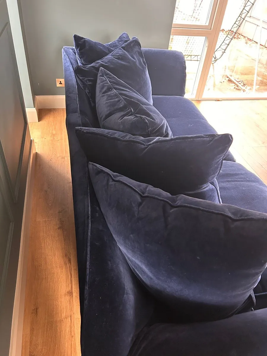 Plush velvet sofa - Image 4