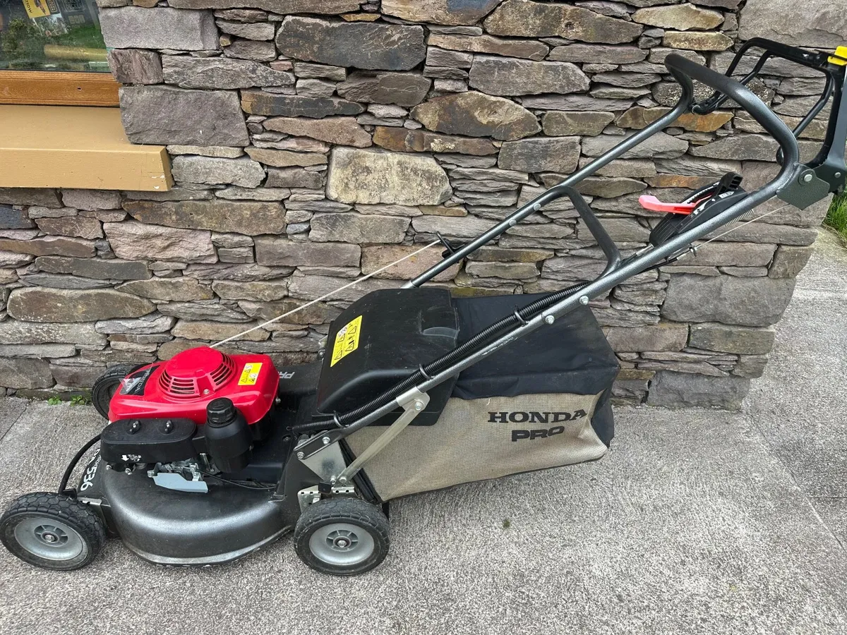 Honda HRH 536 pro Lawnmower - Image 1