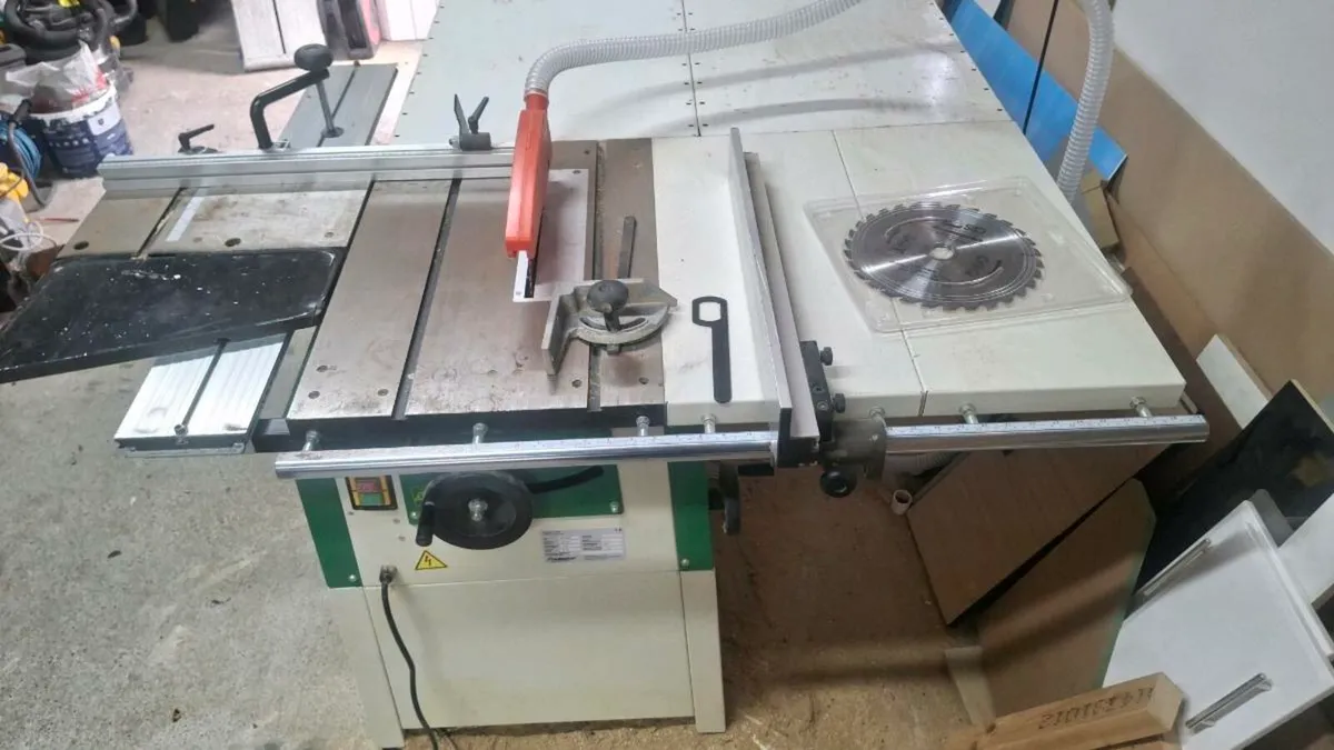 Table saw and dust extractor - Image 3