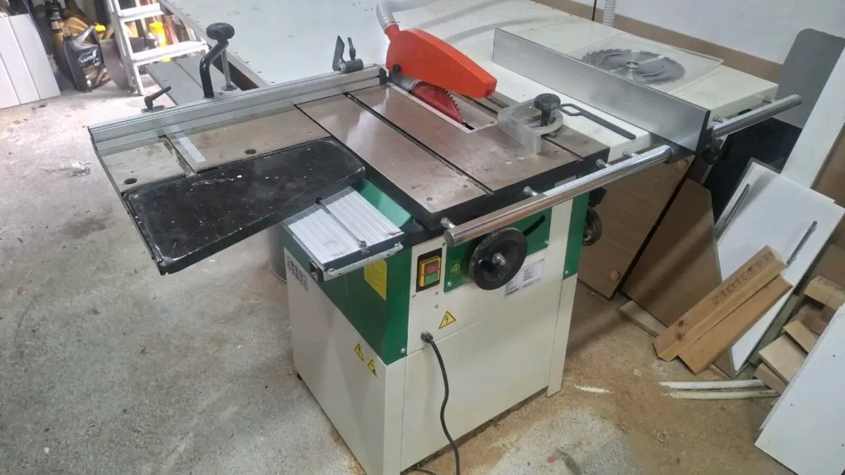 Table saw and dust extractor - Image 4