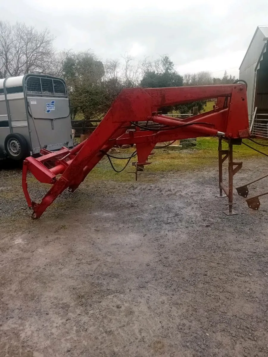 MF 80 loader and brackets - Image 3