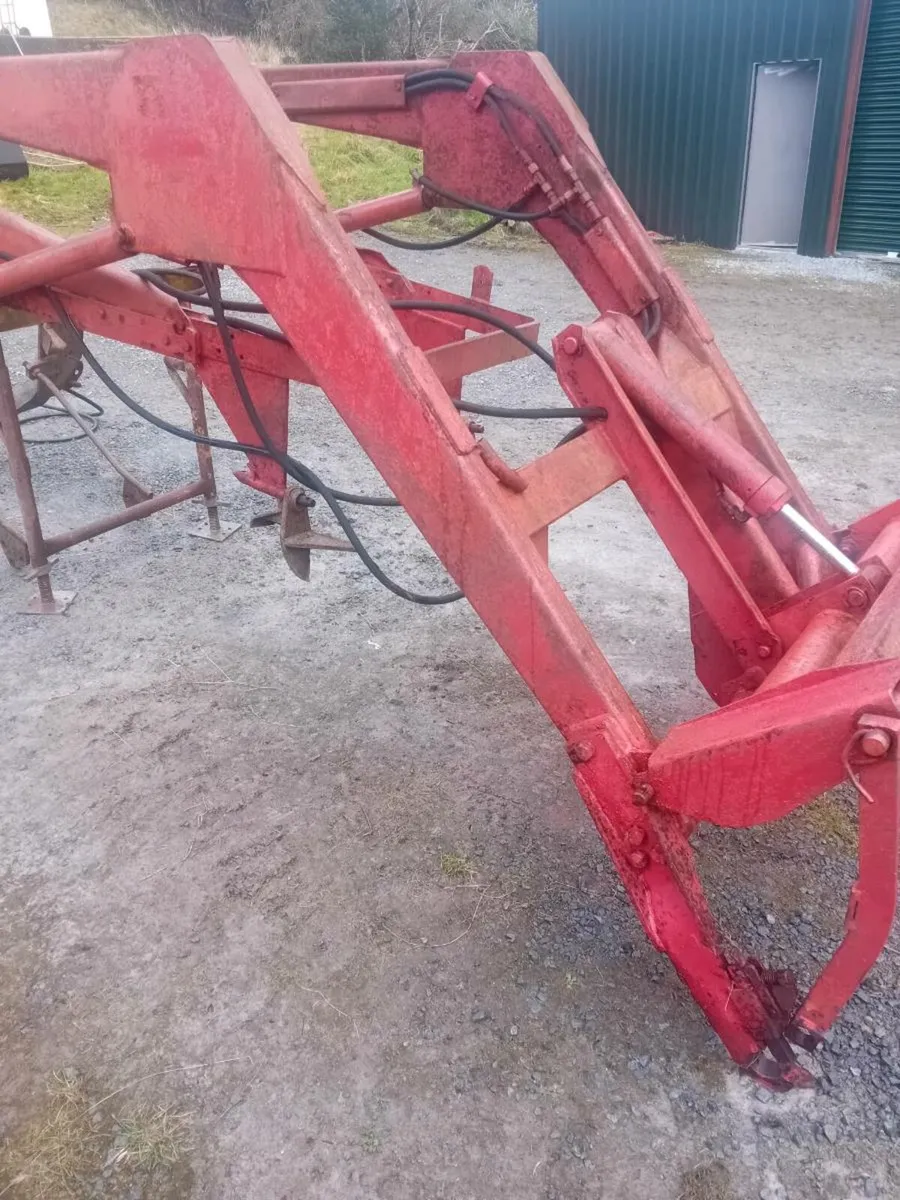 MF 80 loader and brackets - Image 4