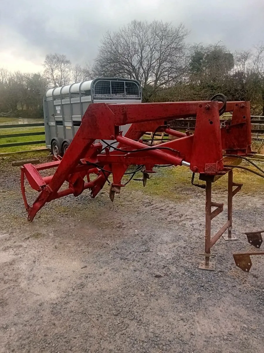 MF 80 loader and brackets - Image 1