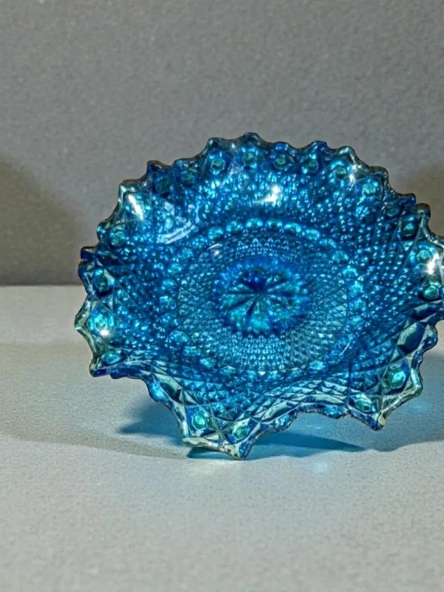 Striking vintage glass bowl - Image 1