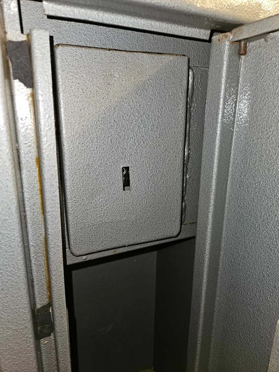 Gun cabinet - Image 1