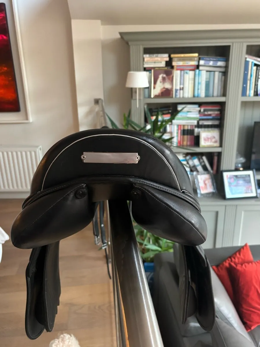 Overton Whitaker Saddle – 17.5– Full Set - Image 3