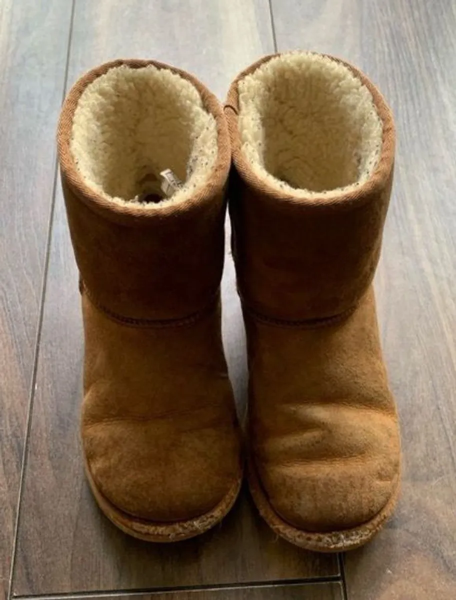 Girls Ugg Boots: Size 1 - Or Free With Any Clothes Bundle - Image 2