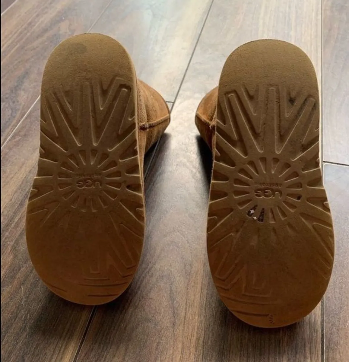 Girls Ugg Boots: Size 1 - Or Free With Any Clothes Bundle - Image 3