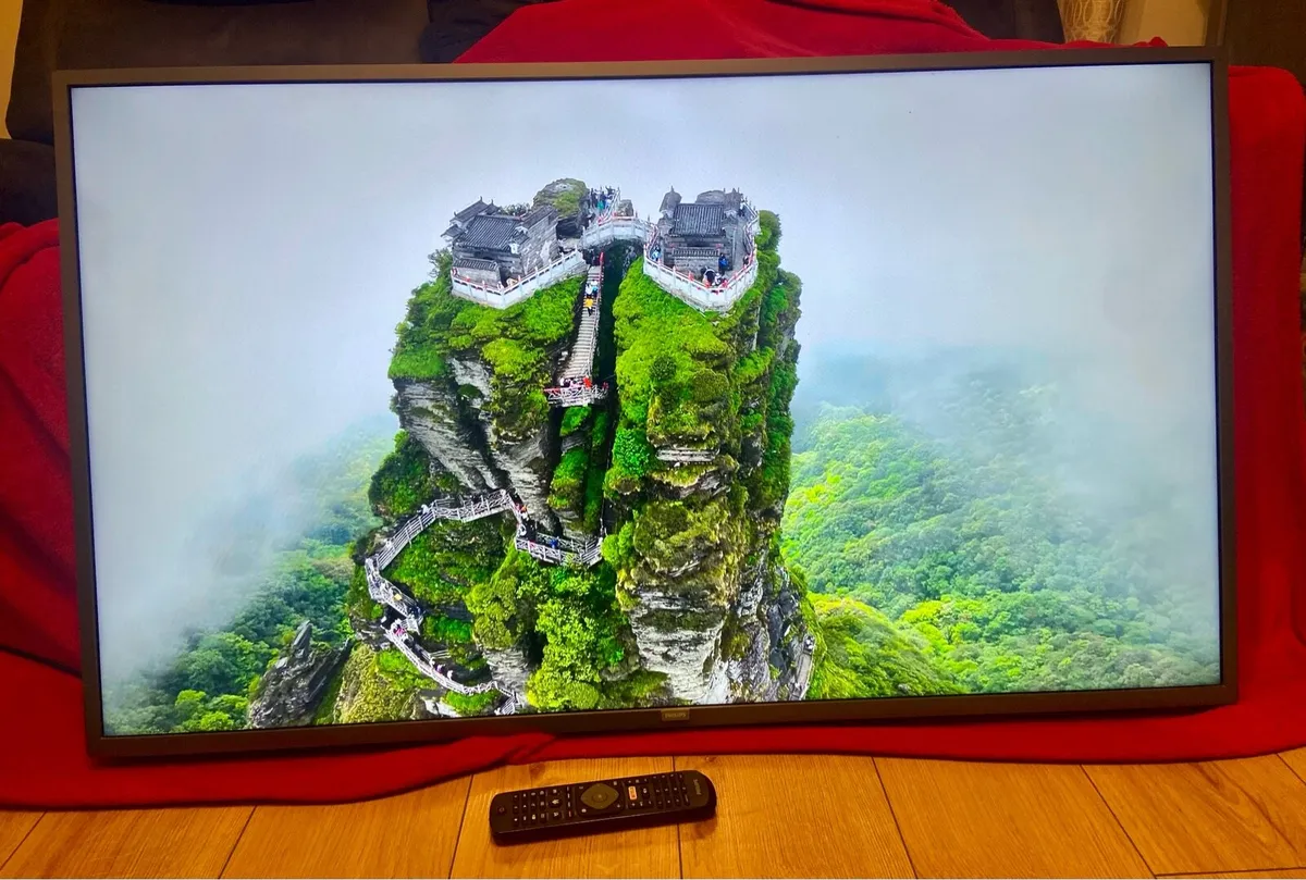 Philips 50” 4K Smart TV & Wall bracket - Image 2