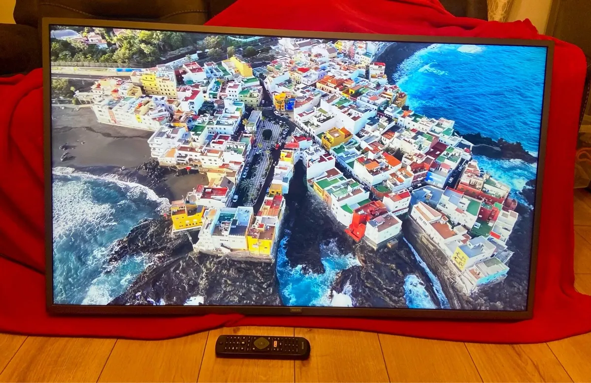 Philips 50” 4K Smart TV & Wall bracket - Image 3
