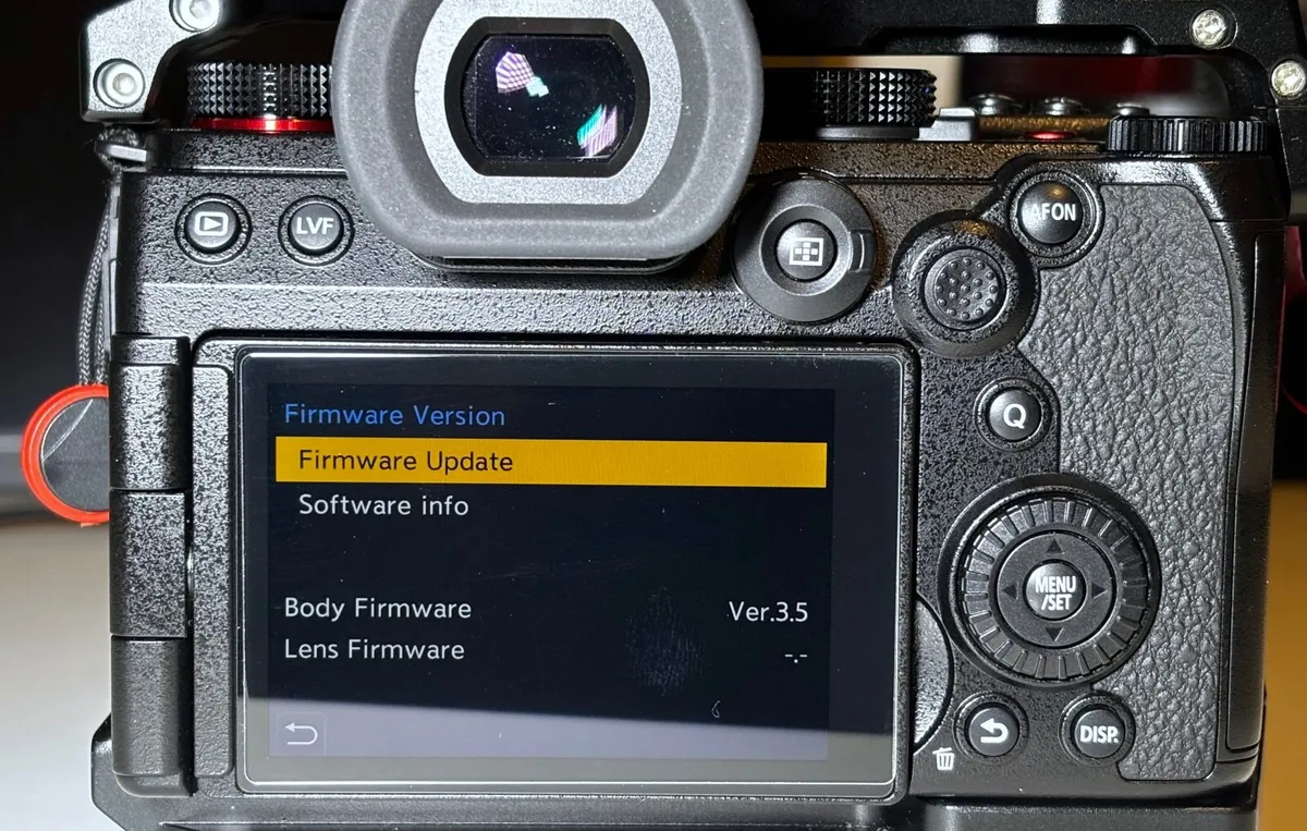 Panasonic LUMIX S5II with Smallrig cage - Image 4