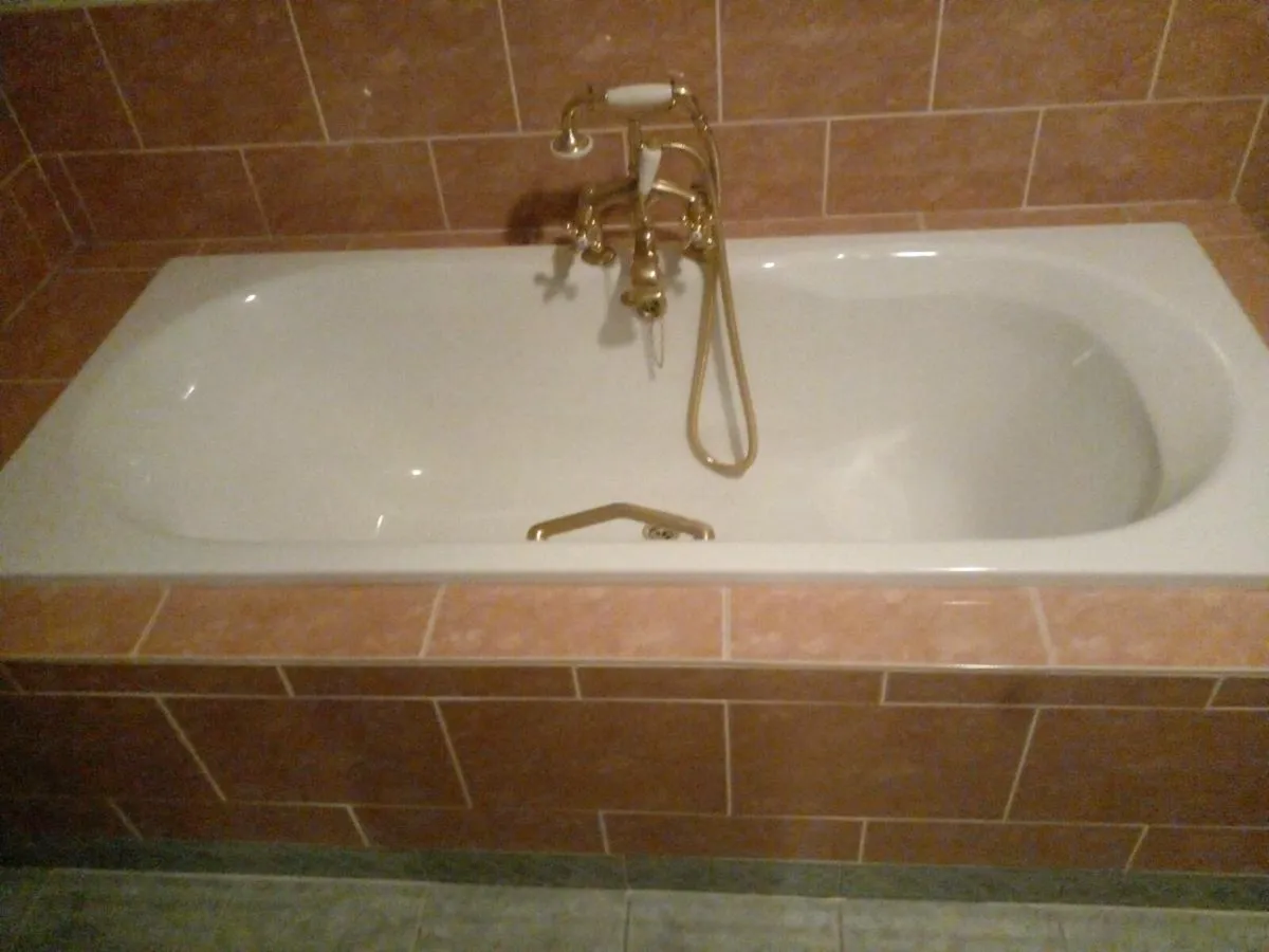 Bath and sink - Image 2