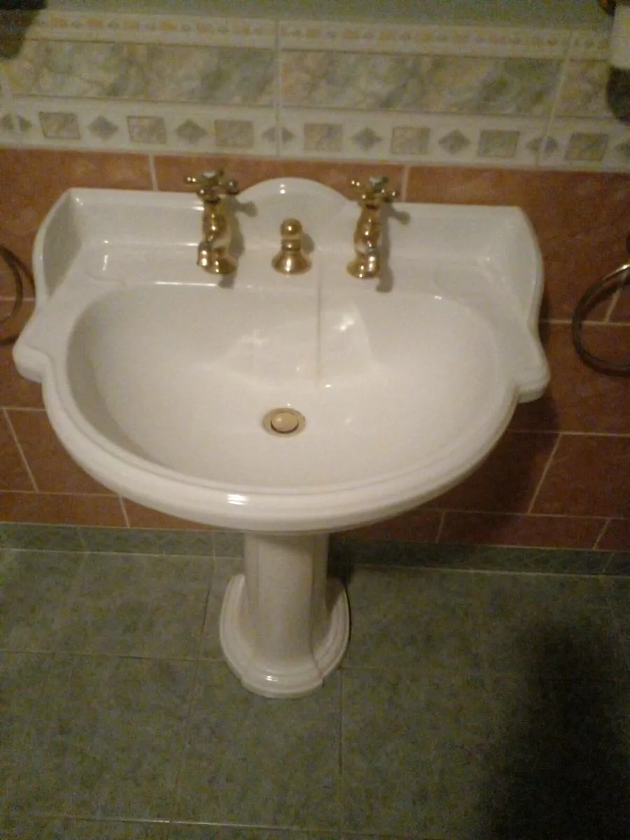 Bath and sink - Image 4