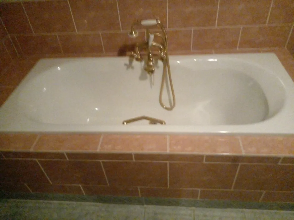 Bath and sink - Image 1