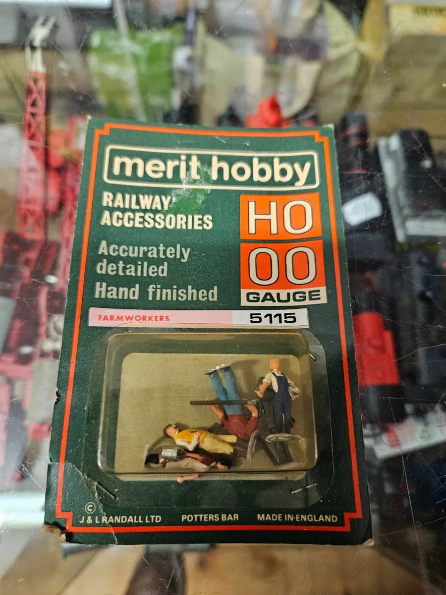 Hornby OO Gauge Farm Workers - Image 1